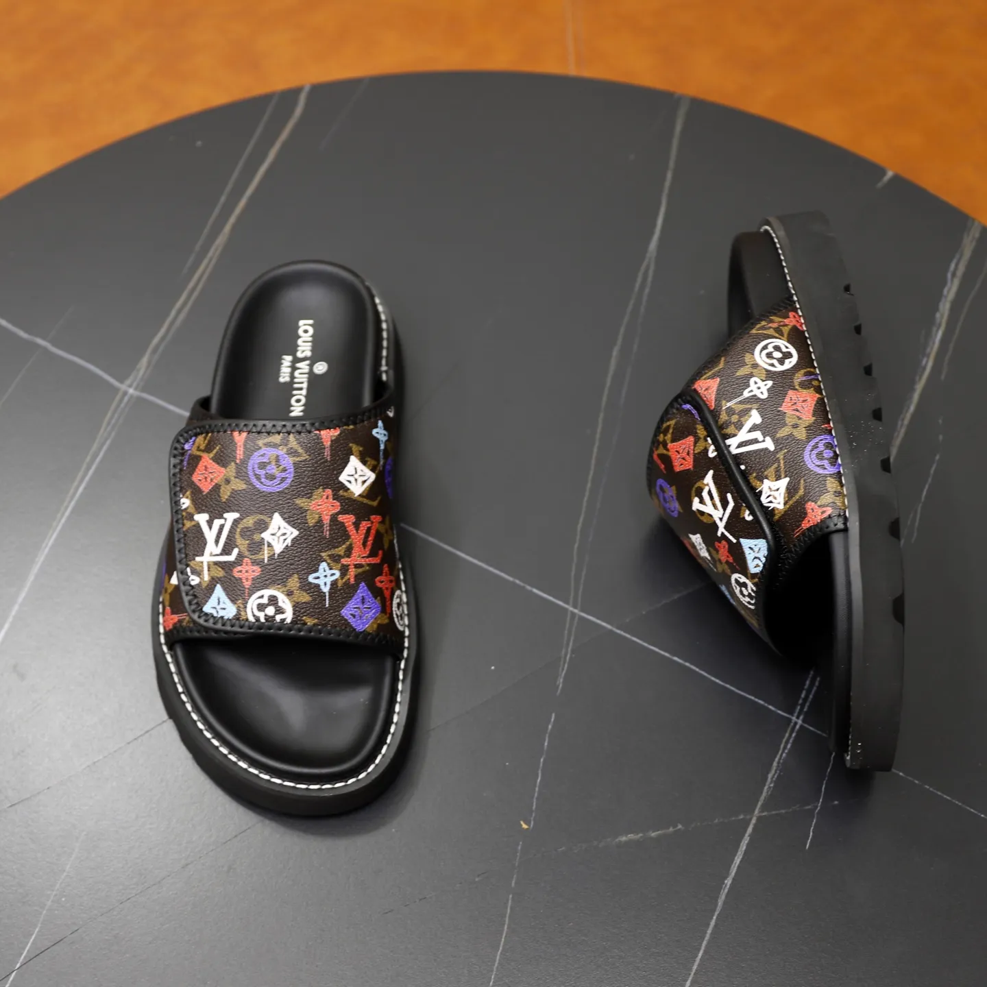 Ex-factory price: 320💰🙅‍♂️🙅‍♂️🙅‍♂️ Brand: LV Louis Vuitton Standard code: 38-45 Grade: Same as the official website Material: Original material design Original rubber wear-resistant molded outsole Style category: Men's fashion sandals Distinguished luxury brand elements Top luxury Color: Actual picture color